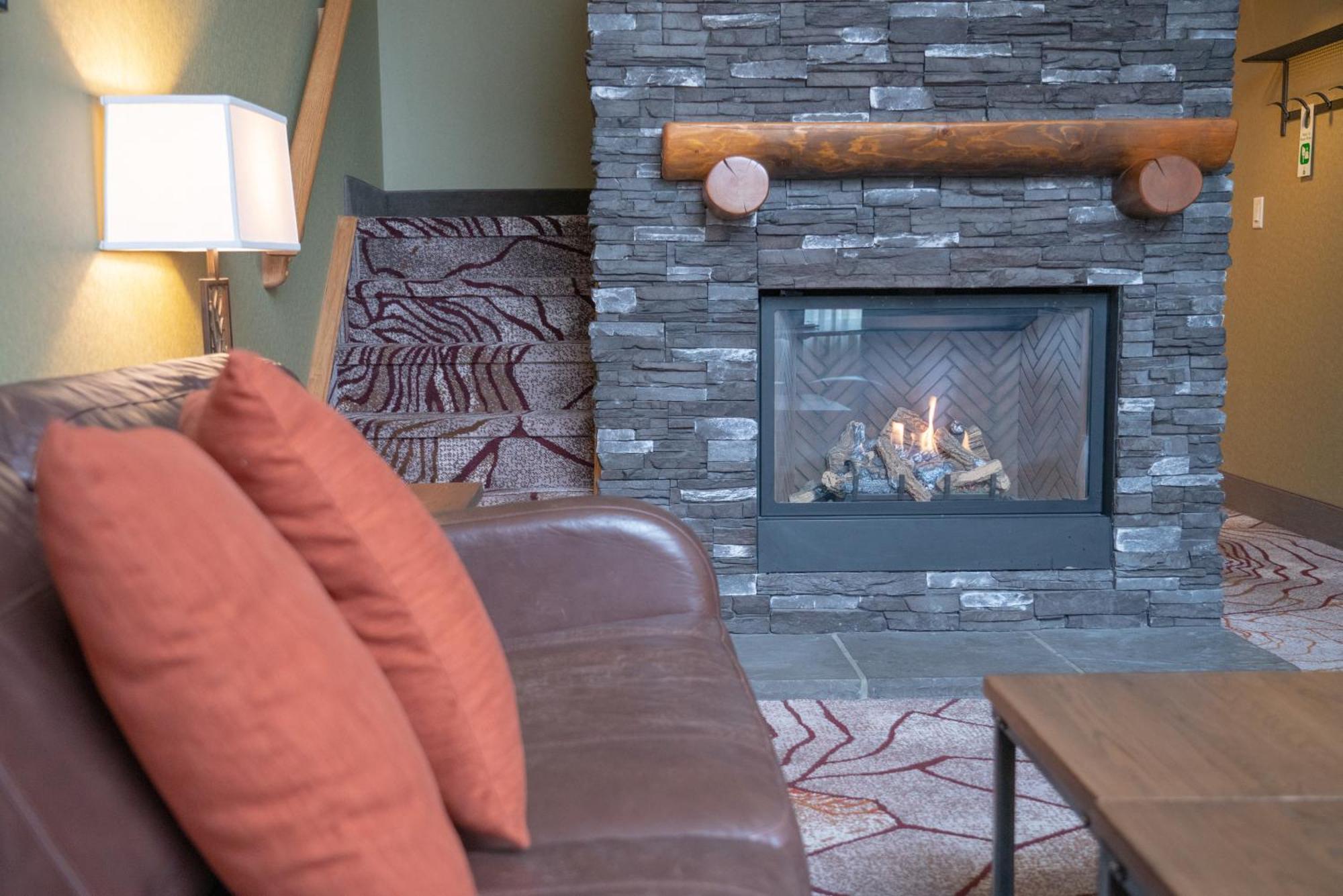 Banff Caribou Lodge And Spa Exteriör bild